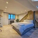 Contemporary 3 Bed House With Spacious Garden Close To Stratford & Canary Wharf
