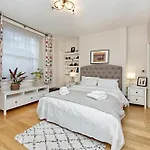 Spacious Pimlico Apartment By Underthedoormat