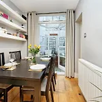 Spacious Pimlico Apartment By Underthedoormat