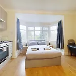 Large Cosy Property 15Min From Central London