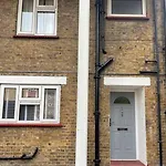 Newly Refurbished Apartment, Near Station & River