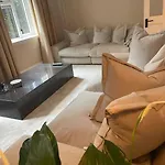 Newly Refurbished Apartment, Near Station & River