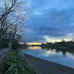 Newly Refurbished Apartment, Near Station & River
