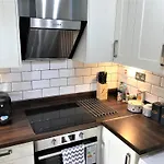 Newly Refurb Period 1-Bed Apartment With Roof Terrace, 47 Sqm-500 Sqft, In Putney Near River Thames