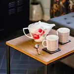 Warm And Welcoming Home In Putney By Underthedoormat