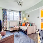 Warm And Welcoming Home In Putney By Underthedoormat