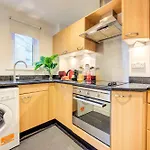 2-Bed 2-Bath Tower Bridge Gem, Sleeps 8