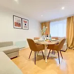 2-Bed 2-Bath Tower Bridge Gem, Sleeps 8