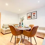 2-Bed 2-Bath Tower Bridge Gem, Sleeps 8