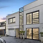 Spectacular Mews House In Holland Park