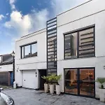 Spectacular Mews House In Holland Park