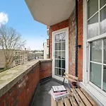 Calm Home Away From Home In Camden Town