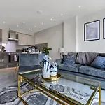 Contemporary 2 Bedroom Flat In Excellent Location!