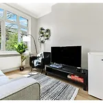 Energizing Getaway: Newly Renovated 2 Bedroom Flat