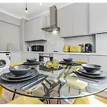 Energizing Getaway: Newly Renovated 2 Bedroom Flat