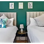 Energizing Getaway: Newly Renovated 2 Bedroom Flat