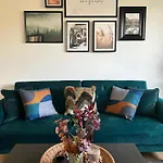 Modern Apartment - Accommodates 6 - Private Parking - 15Min To London Bridge, London Eye And Charing Cross
