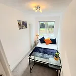 Free Parking - 4 Bed - 3 Bath - Sofa Bed - Digital Lock Entry