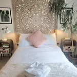 Stylish 2-Bed Flat, Quick Access To London Sights