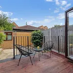 Charming 3 Bedroom House Short Term Rental & Flexible Renting Canary Wharf With Free Wifi & Garden