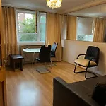 1 Bedroom Flat Close To City With Free Parking Arrangement