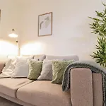 Beautiful 2-Bedroom Flat Just Steps From Oval Station