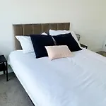 Stunning Riverside View Apartment, Near Canary Wharf & O2