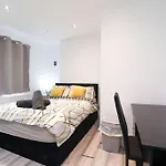 Den Accommodation & Short Lets Greenwich London - 3 Bed House