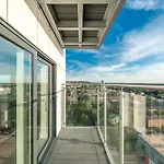 Skyvillion - London Skyview Apartments Overseeing River Thames By Woolwich Ferry, Near London Excel, O2 Arena, City Airport, Free Wifi & Free Onsite Parking, Fantastic Rates For Longer Stays