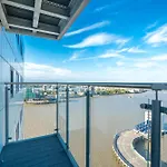 Skyvillion - London Skyview Apartments Overseeing River Thames By Woolwich Ferry, Near London Excel, O2 Arena, City Airport, Free Wifi & Free Onsite Parking, Fantastic Rates For Longer Stays