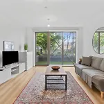 Centrally Located - Modern - 2Bed - 2Bath Apartment