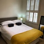Stylish & Spacious 3 Bed Victorian House Sleeps Up To 7 - Near O2, Museums, Excel, Mazehill Station 12 Mins Direct Into London Bridge