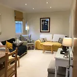 Stylish & Spacious 3 Bed Victorian House Sleeps Up To 7 - Near O2, Museums, Excel, Mazehill Station 12 Mins Direct Into London Bridge