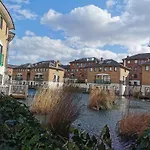 Riverside 3Br With Easy Transport 20Mins To City Centre
