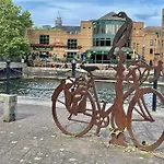Riverside 3Br With Easy Transport 20Mins To City Centre