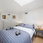 Charming Cottage In Hampstead Heath