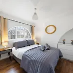 Charming Cottage In Hampstead Heath