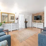 Charming Cottage In Hampstead Heath