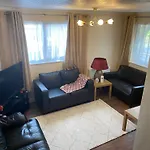 Fabulous Furnished Apartment In Beckton