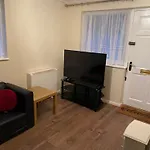 Fabulous Furnished Apartment In Beckton