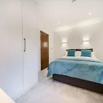 Amazing 3 Bedroom Flat In The Heart Of Wimbledon