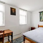 Bright & Spacious Apartment In Battersea, London