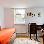Bright & Spacious Apartment In Battersea, London
