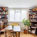 Bright & Spacious Apartment In Battersea, London