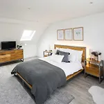 Contemporary 5 Bedroom With Garden North Finchley