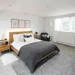 Contemporary 5 Bedroom With Garden North Finchley