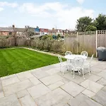 Contemporary 5 Bedroom With Garden North Finchley