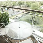 Big 2 Bedroom Flat Overlooking Canal & Park