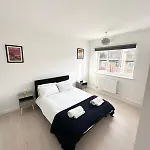Central 2 Bed Property Near Nine Elms Station