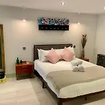 Hackney 1 Bed Garden Flat